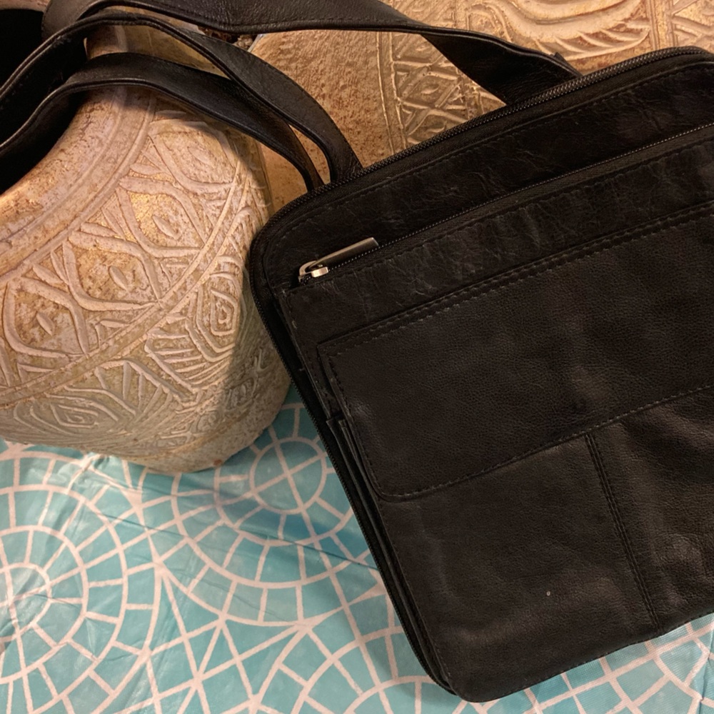 💛TODAY***$39***Vintage Kane M bl shoulder bag. Leather w/ multiple compa